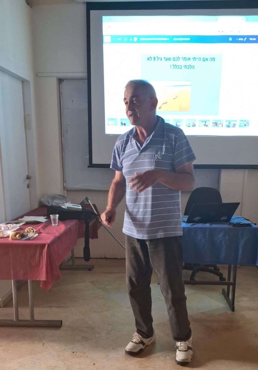 פיני לוי מרצה מול מצגת: מה אם הייתי אומר לכם שעד גיל 9 לא הלכתי בכלל